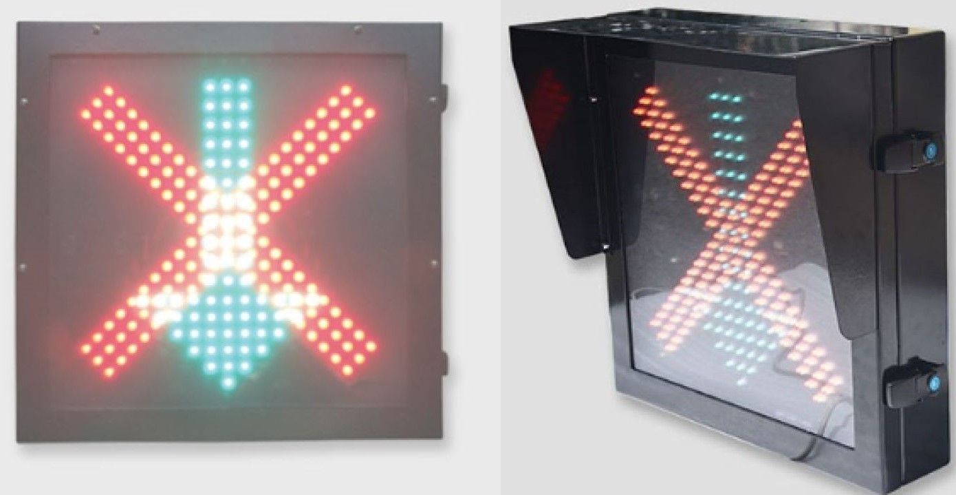 Musta suorakaiteen muotoinen valvontakamera metallikiinnikkeeseen kiinnitettynä.