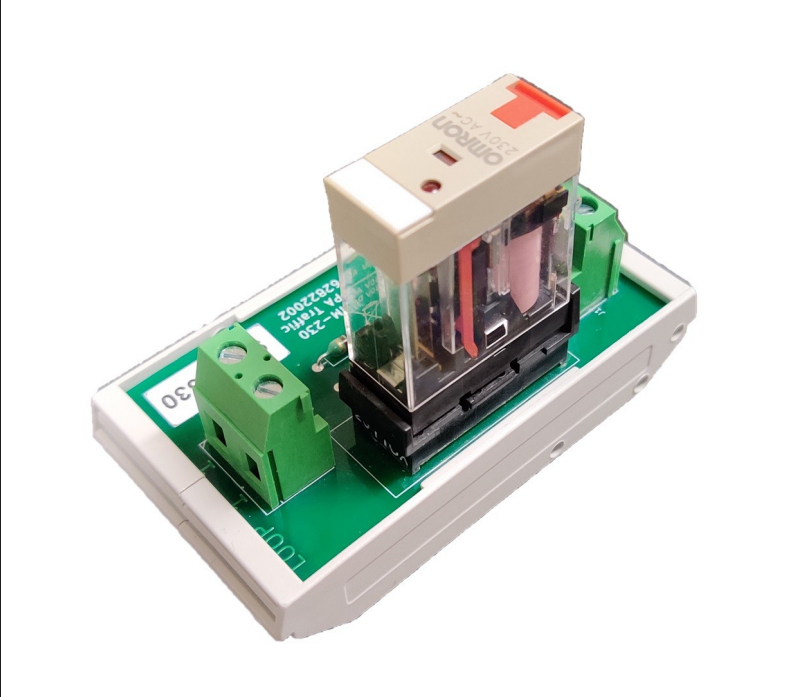 Relemoduuli, jossa Omron-rele piirilevyllä ja vihreät riviliittimet.