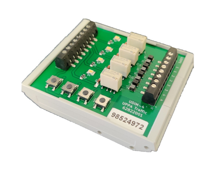 Vihreä piirilevy, jossa on kytkimiä ja painikkeita valkoisen kotelon sisällä.