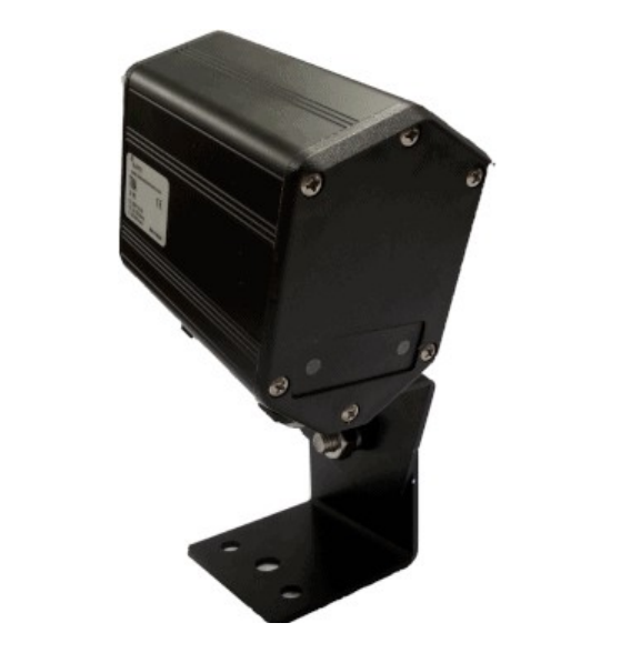 Musta suorakaiteen muotoinen valvontakamera metallikiinnikkeeseen kiinnitettynä.