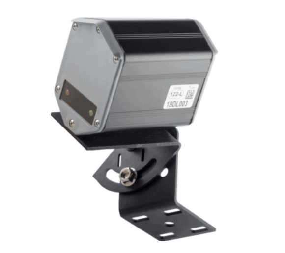 Musta suorakaiteen muotoinen valvontakamera metallikiinnikkeeseen kiinnitettynä.