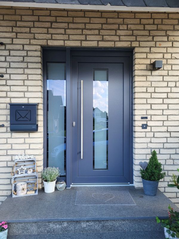 eine blaue Haustür steht vor einem Backsteingebäude