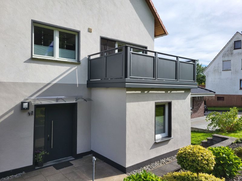 ein Haus mit einem Balkon und einer Tür