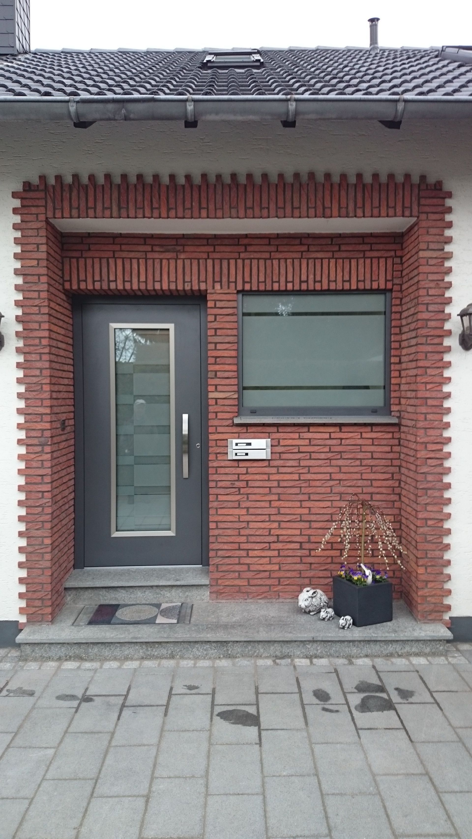 Eingangstür eines Backsteinhauses