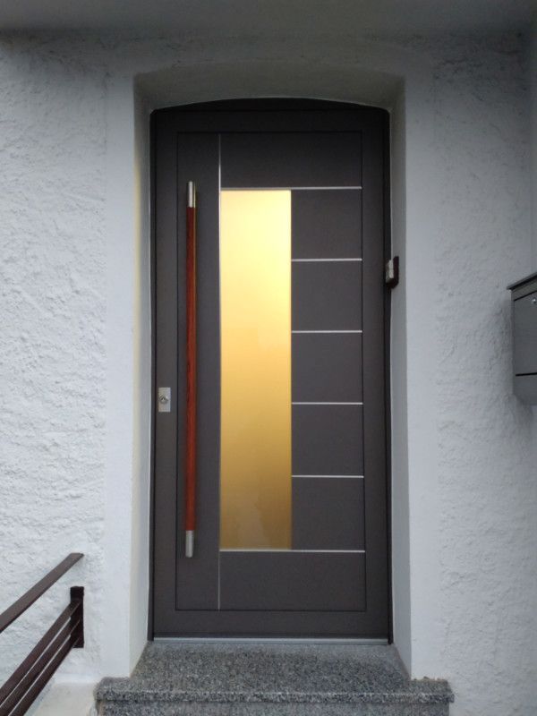 eine graue Haustür mit einem großen Glasfenster