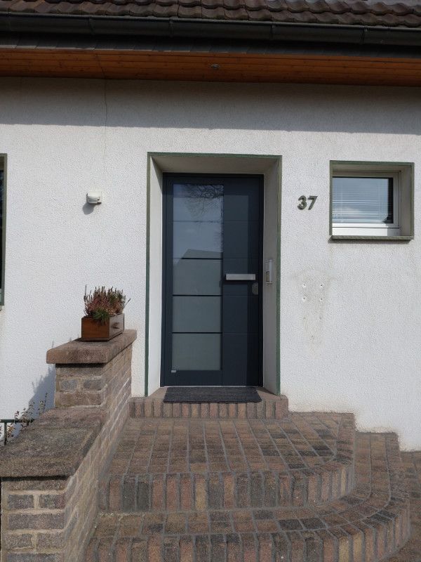 eine weiße Haustür mit der Nummer 37 darauf