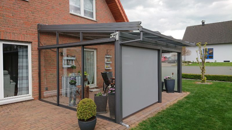 ein Backsteinhaus mit einer Veranda und einer Schiebetür .