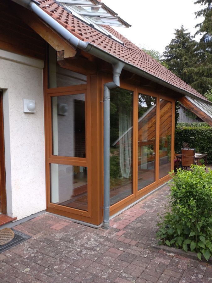 ein Haus mit vielen Fenstern und einem Dach