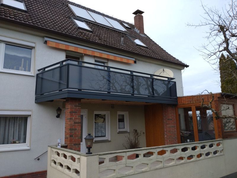 ein Haus mit einem Balkon und Sonnenkollektoren auf dem Dach