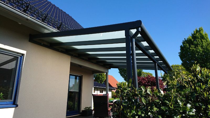 ein Haus mit einem Glasdach und einem Fenster .