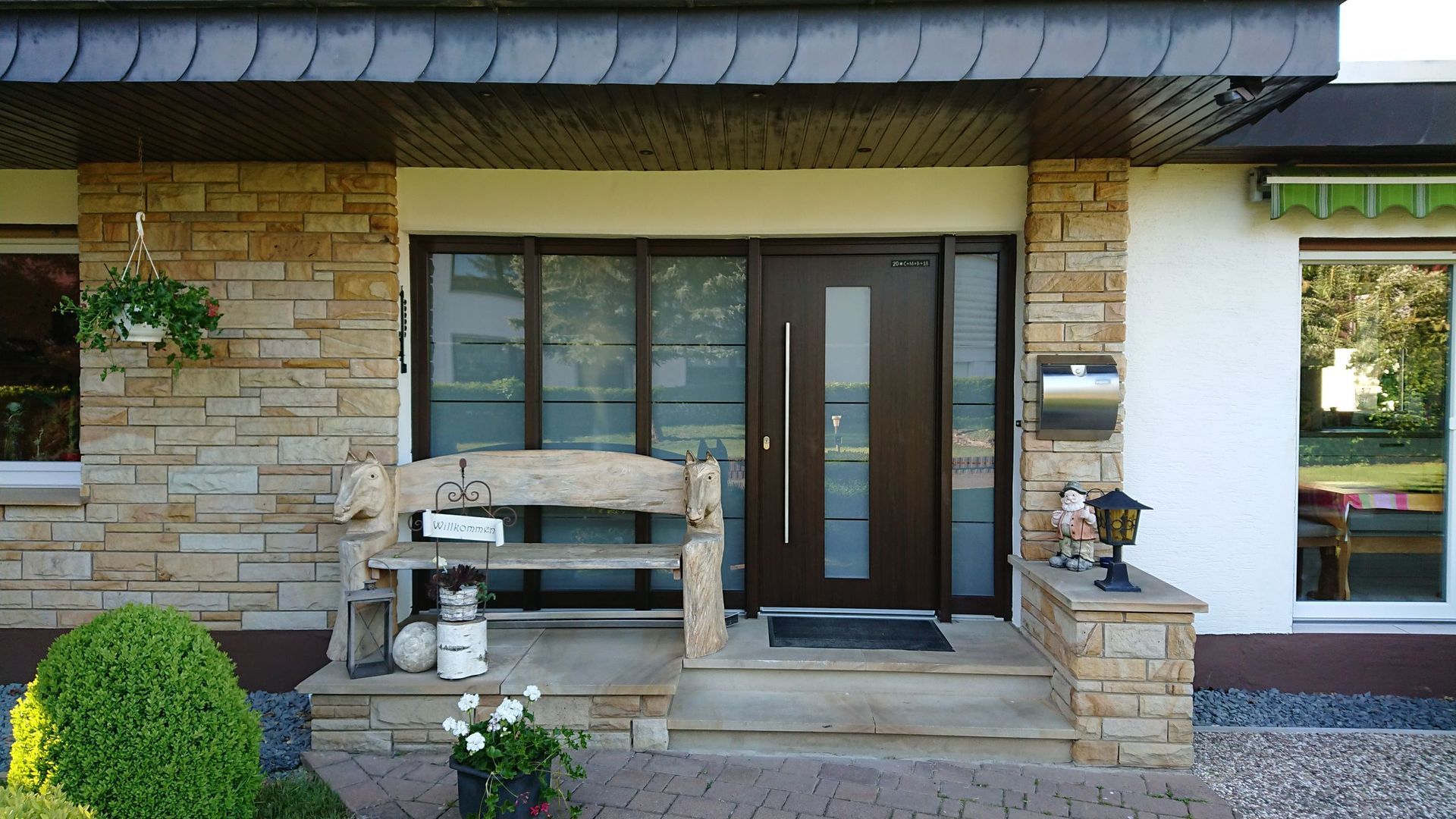 Eingangstür eines flachen Hauses