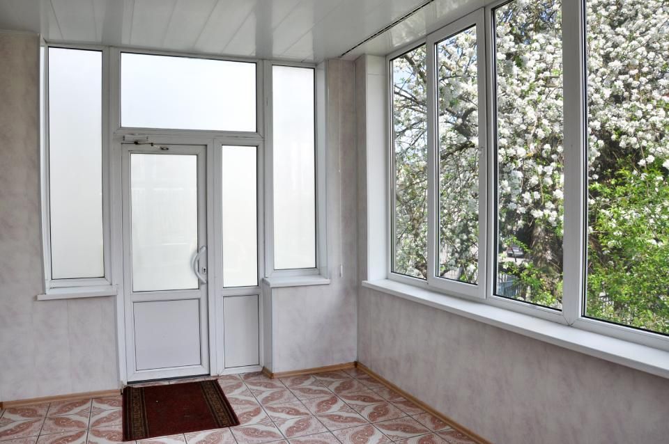 Eingangsbereich mit Tür, Innenansicht