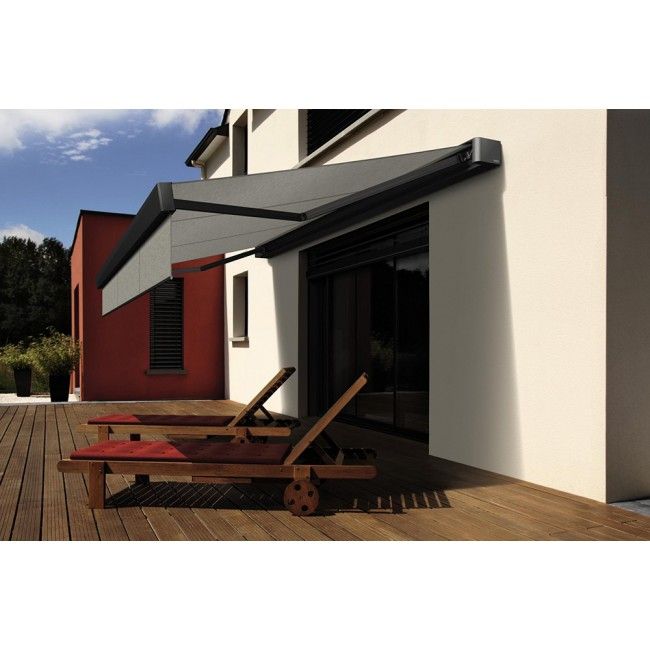 Markise über Liegestühlen