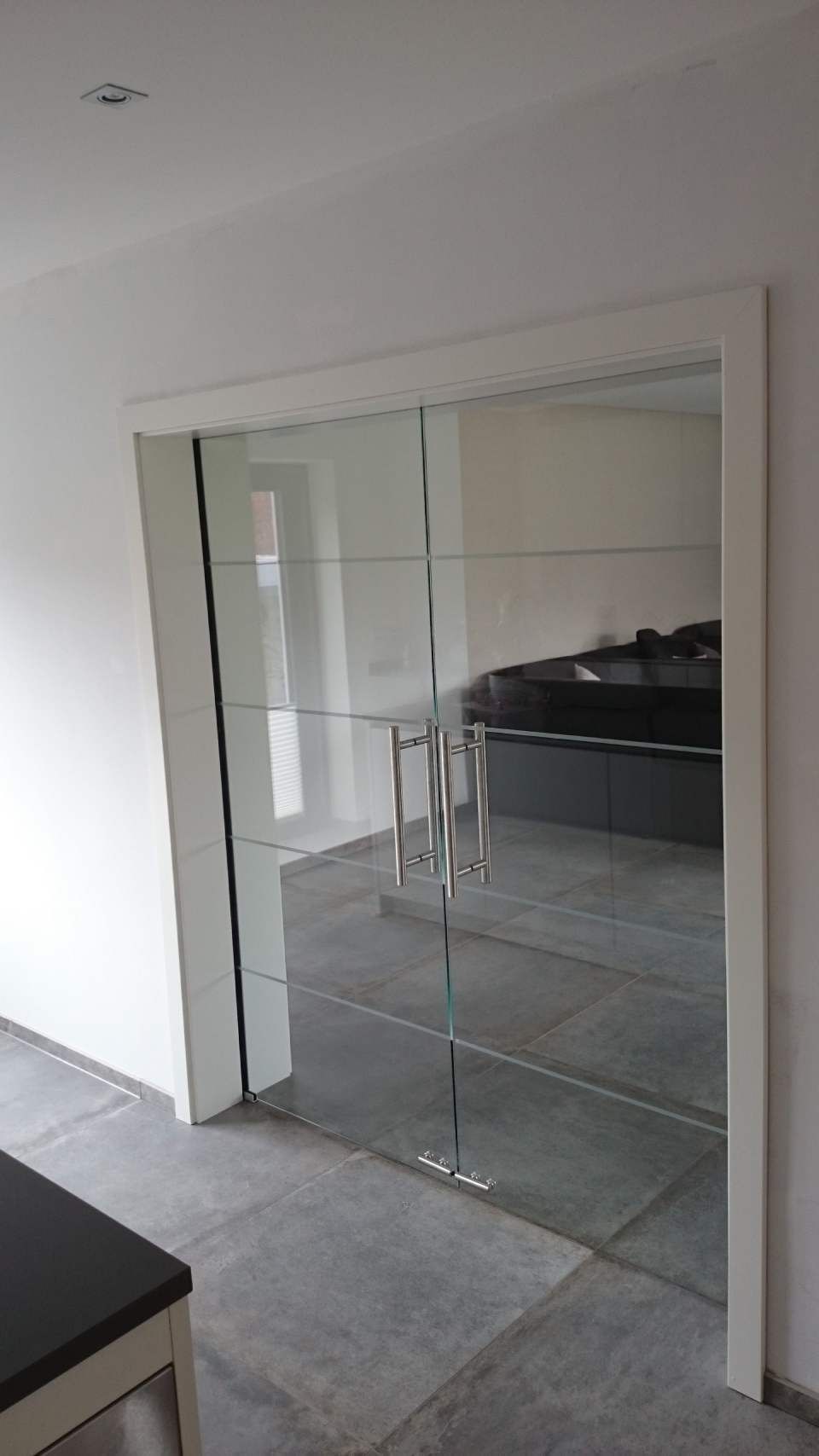 Glastüren mit Blick ins Wohnzimmer