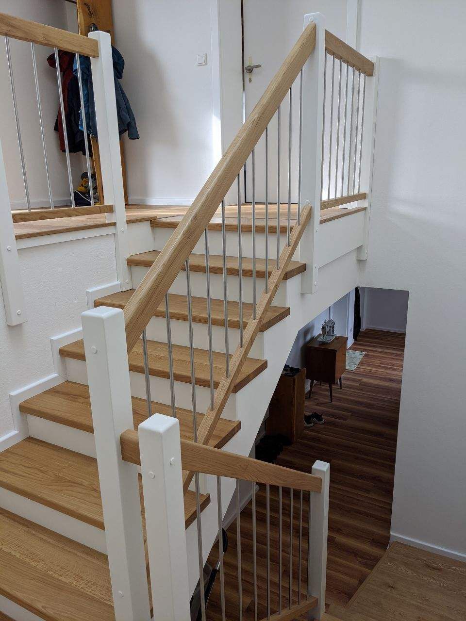 weiße Treppe aus Holz