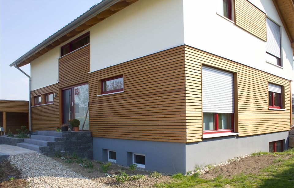 moderner Neubau mit Rollläden
