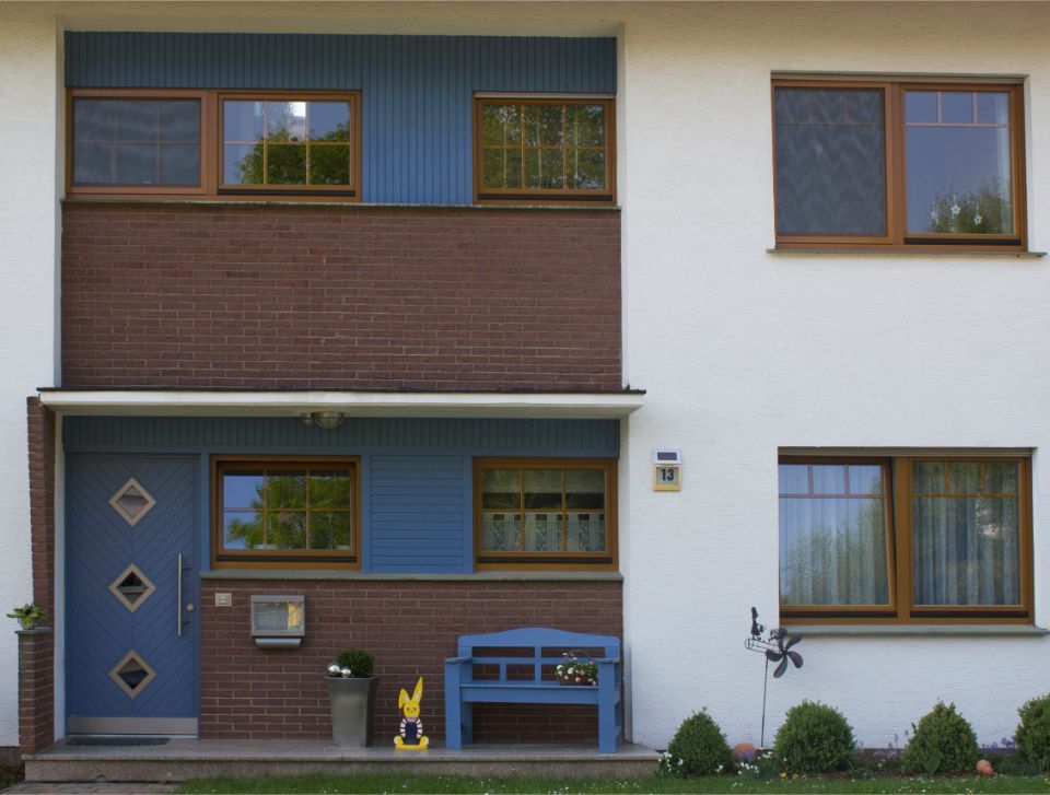 Frontansicht eines Stadthauses in blau und dunkelbraun