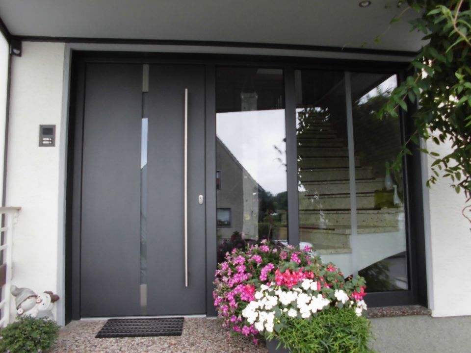 dunkelgraue Haustür