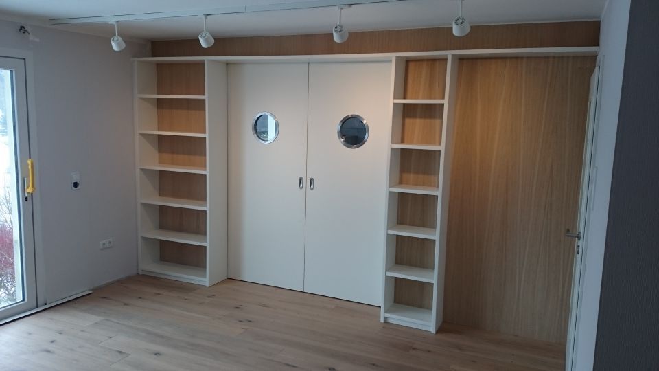 weiße Doppeltür mit Bullaugen-Fenstern