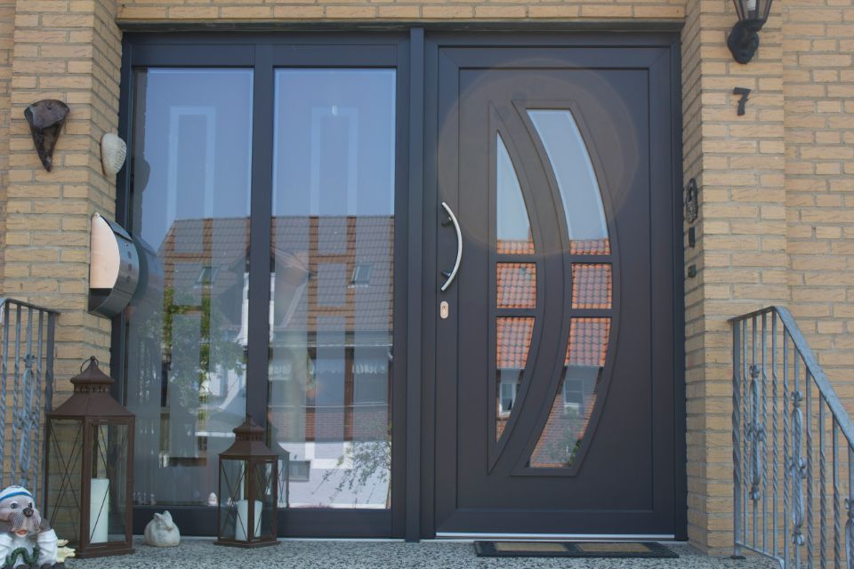 Eingangsbereich mit dunkelblauer Tür