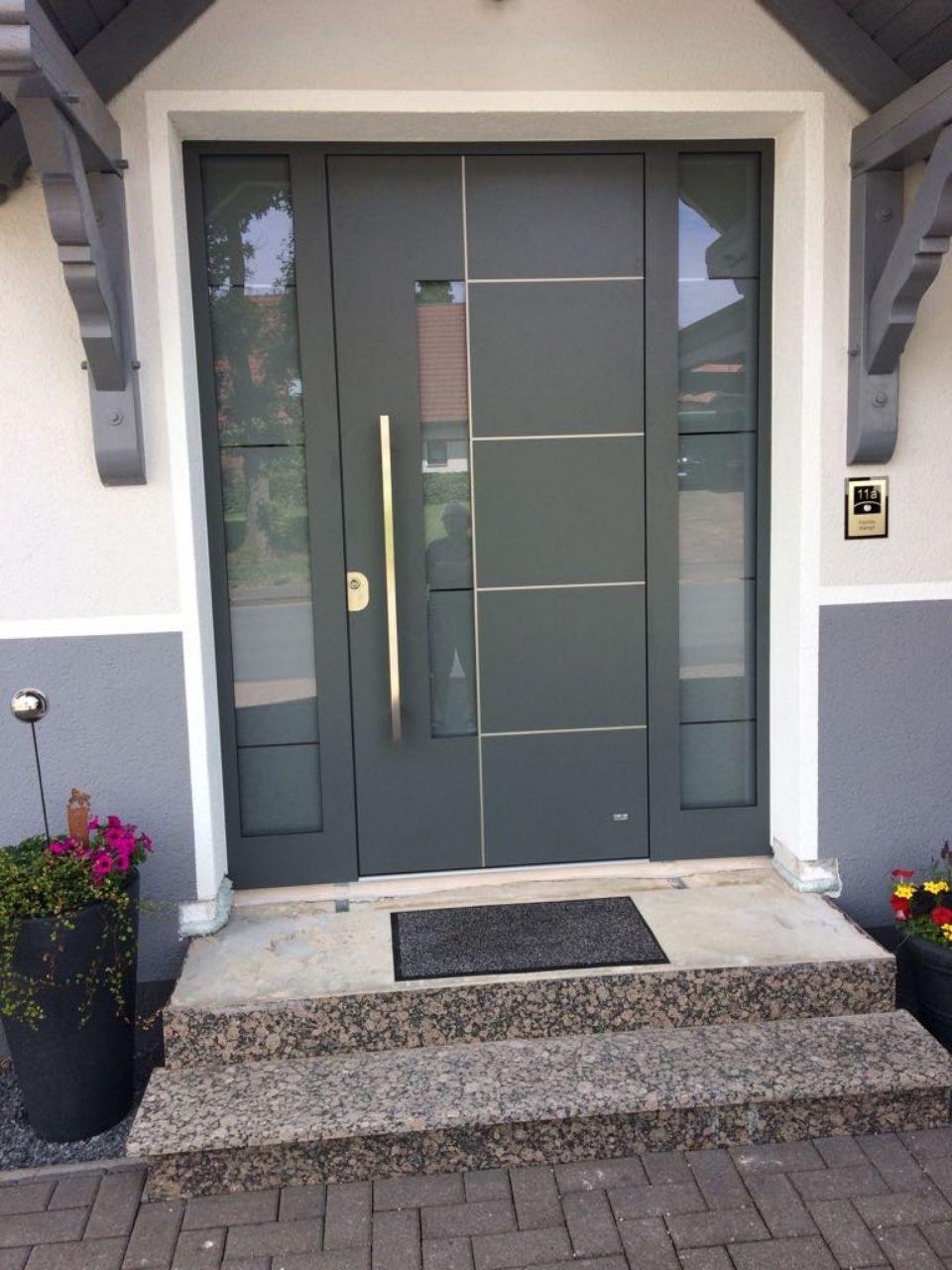graue Haustür