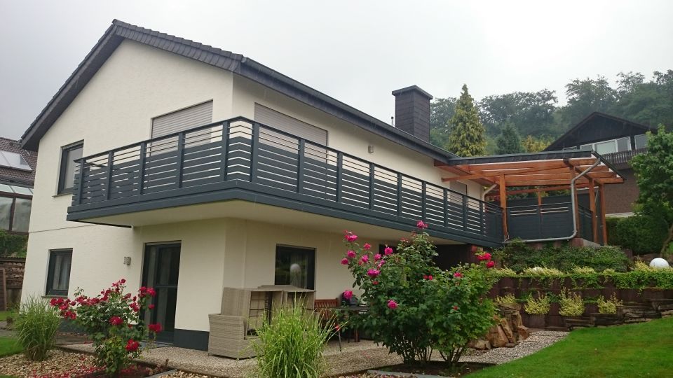 schwarzer Balkon über Eck