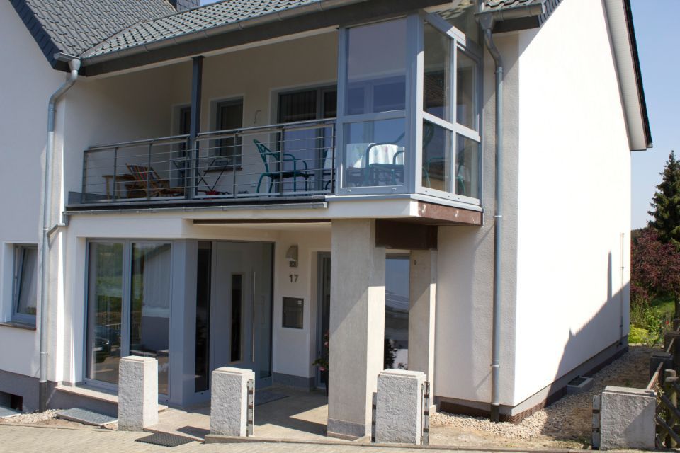 halb verglaster Balkon