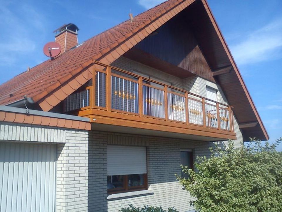 Balkon unter einem Spitzdach