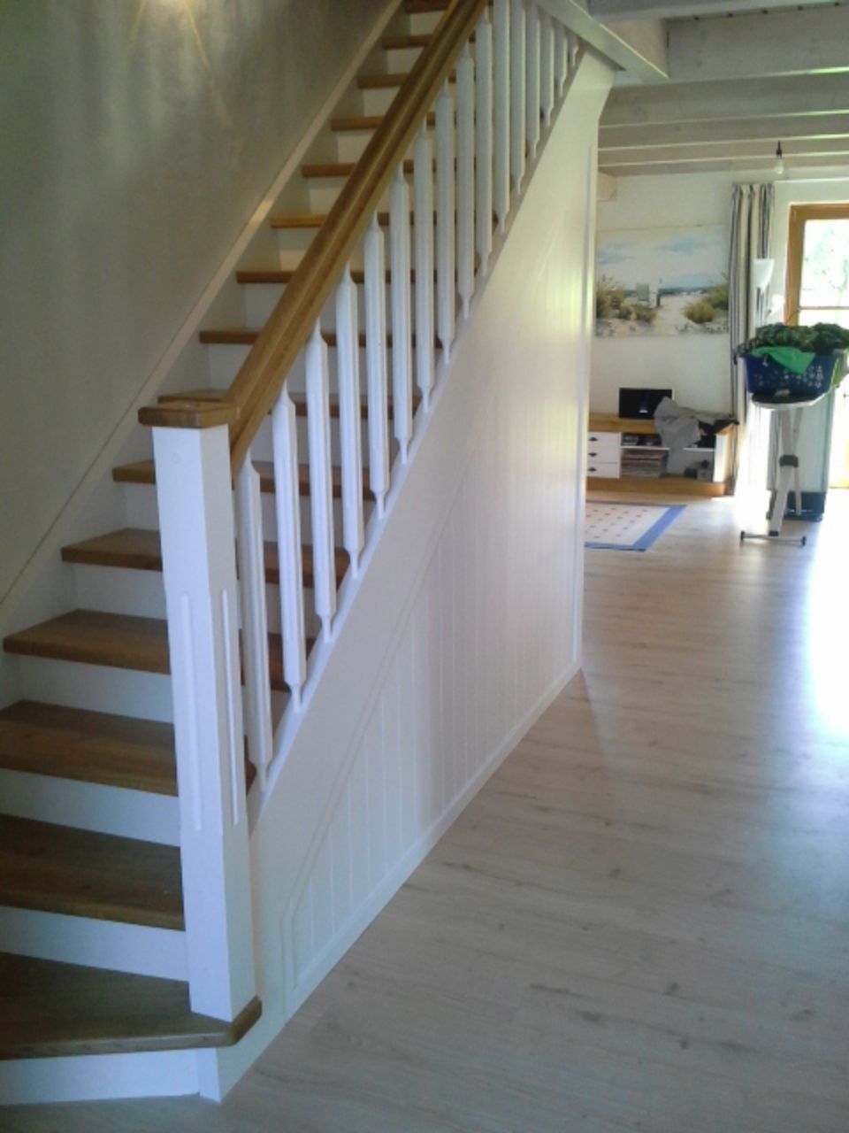 weiße Holztreppe