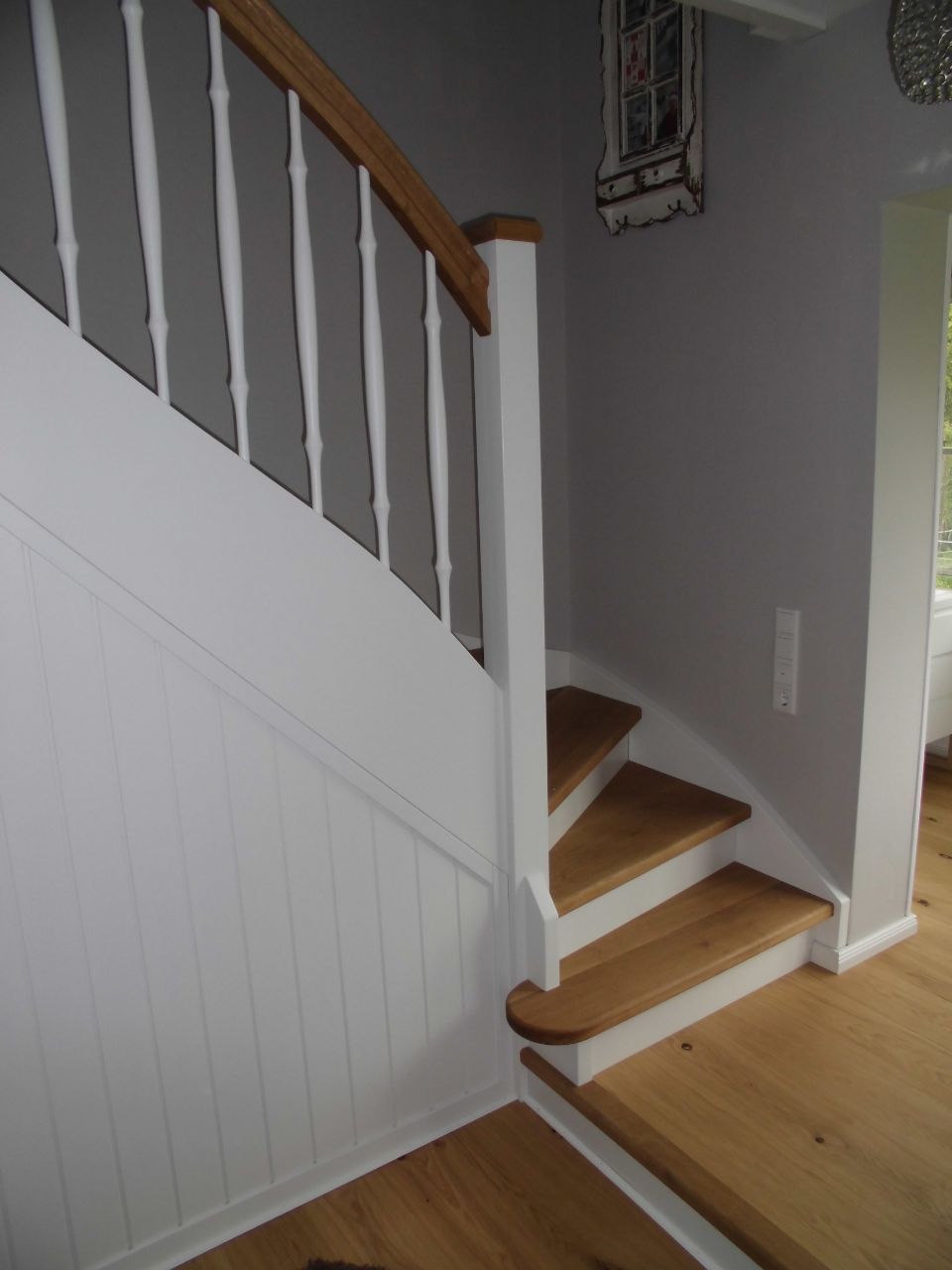 Treppenaufgang aus weißem Holz