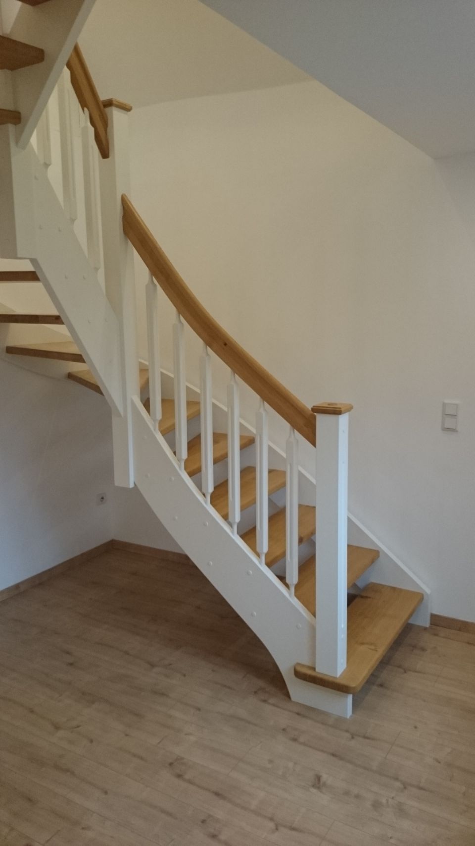 weiße Treppe mit holzfarbenem Tritt