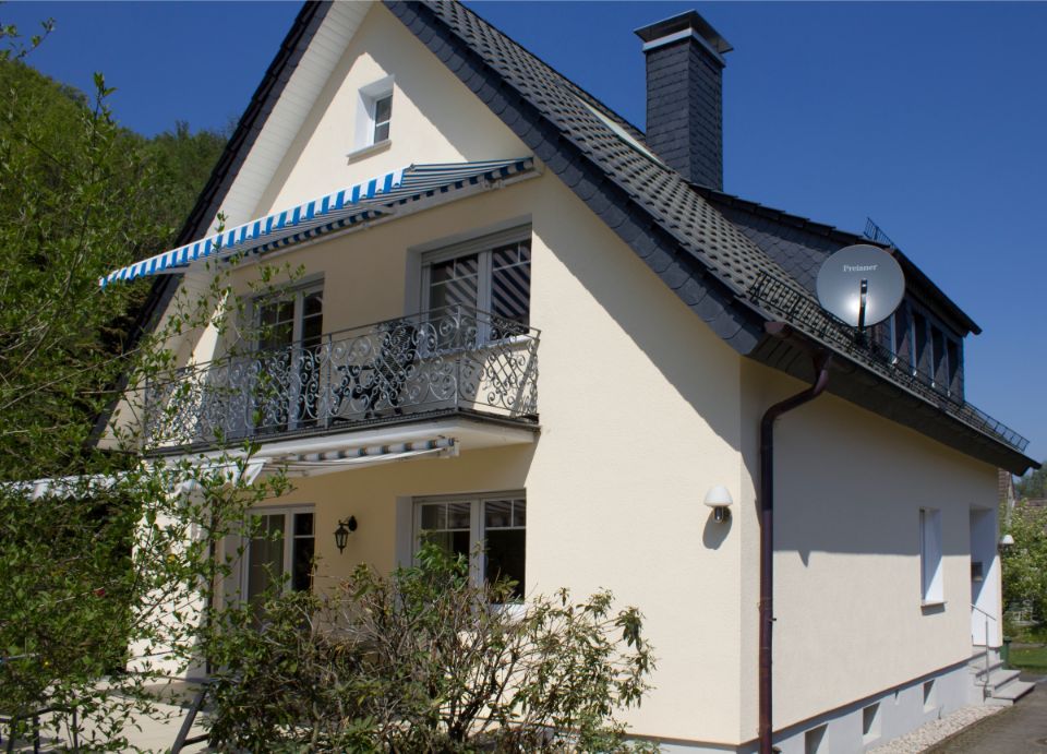 Hausfront mit Balkon und Markise