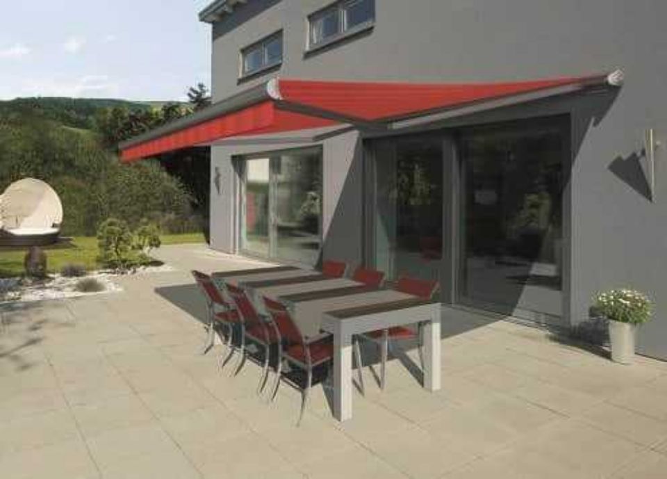 rote Markise über Steinterrasse