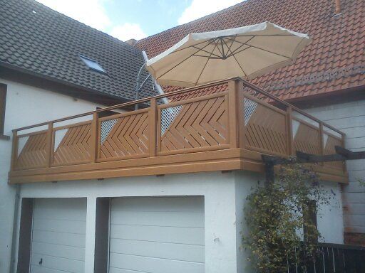 Dachterrasse mit Sonnenschirm auf der Garage