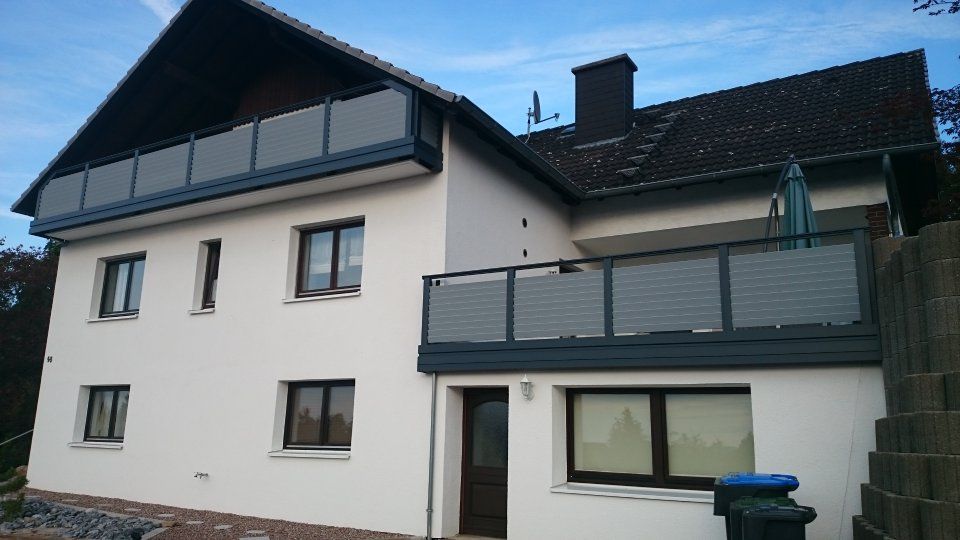 Balkone im ersten und zweiten Stock