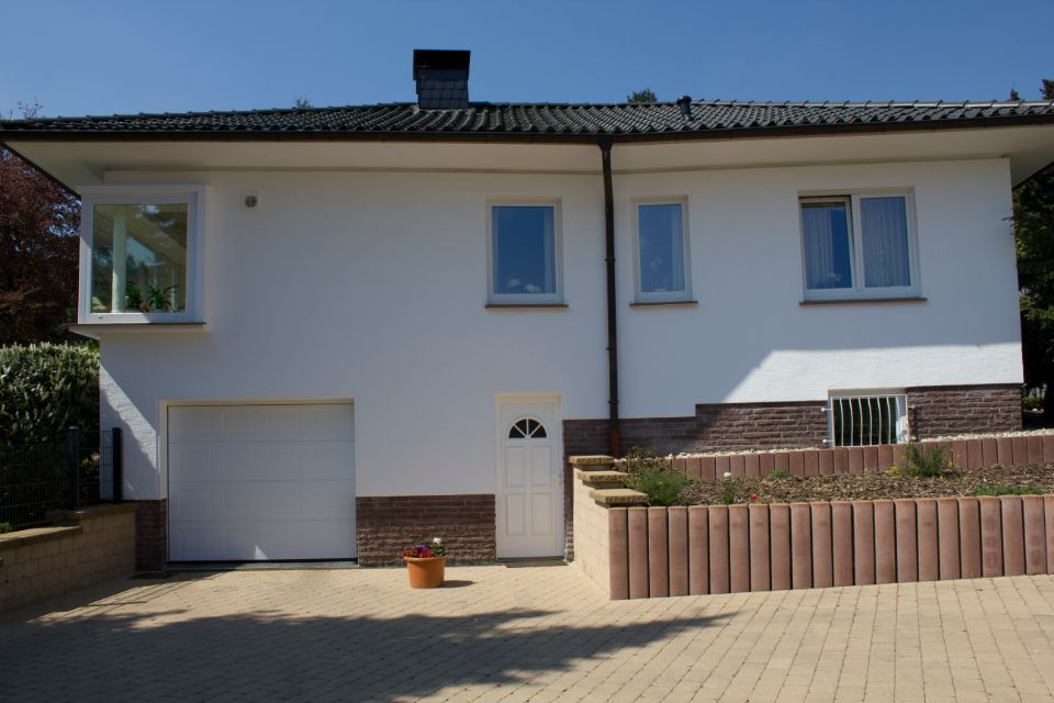 Frontansicht eines Hauses mit Garage