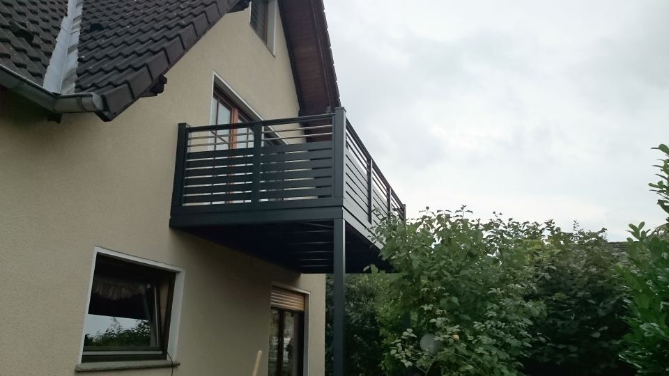 Balkon an gelbem Haus