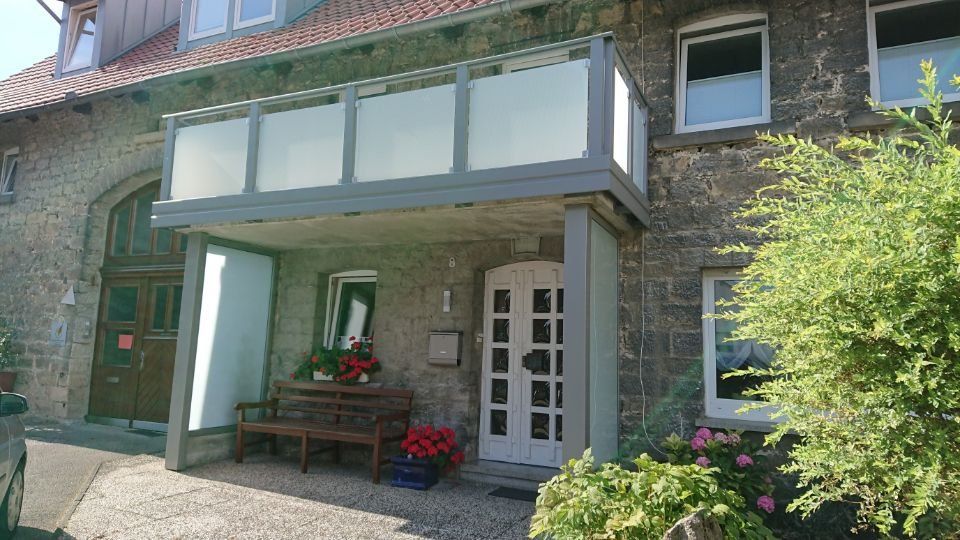 Balkon über der Eingangstür