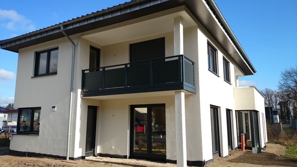 dunkler Balkon vor heller Wand