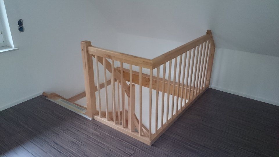 oberer Teil einer Treppe aus Holz
