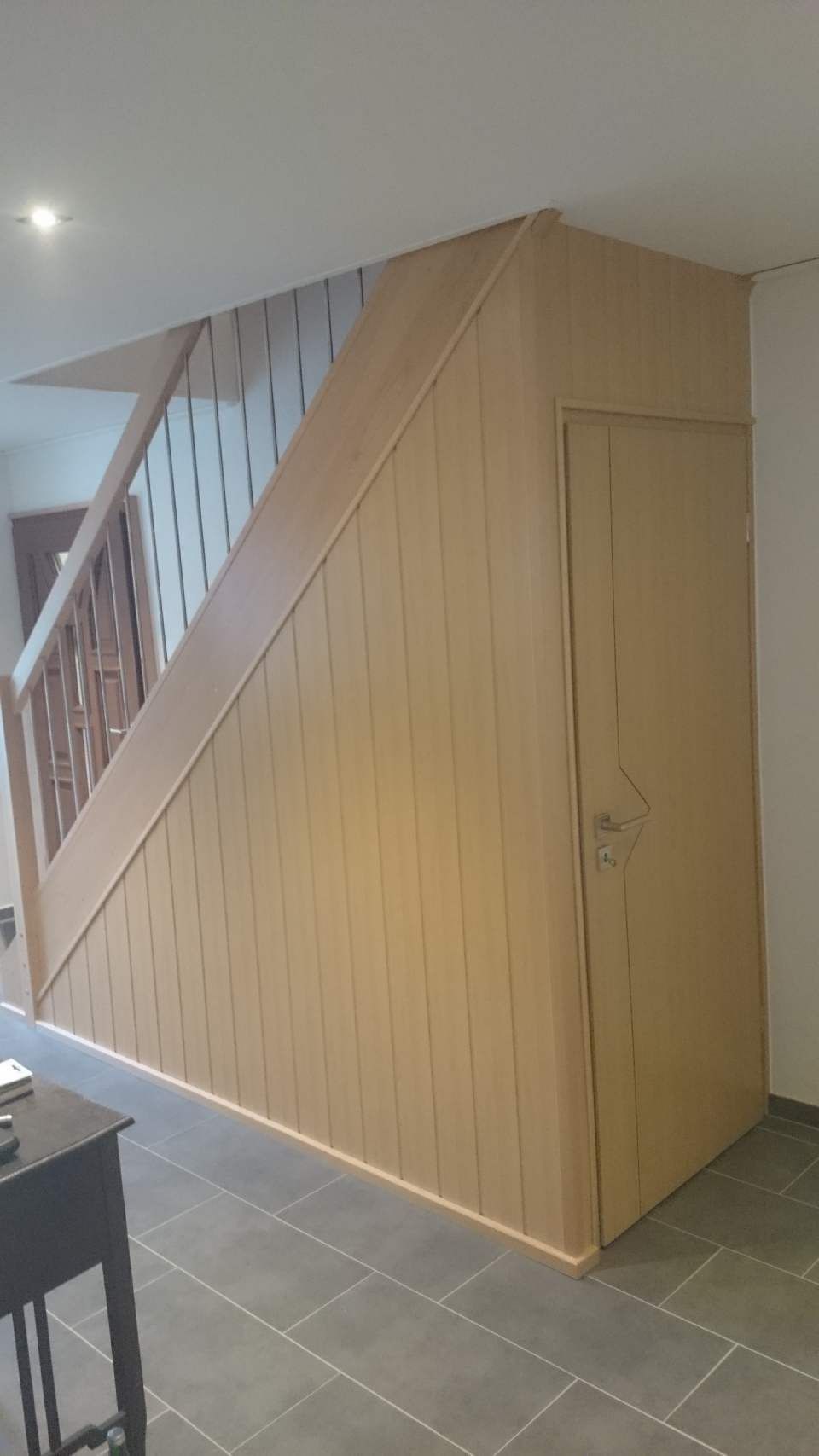 Kammertür unter einer Treppe