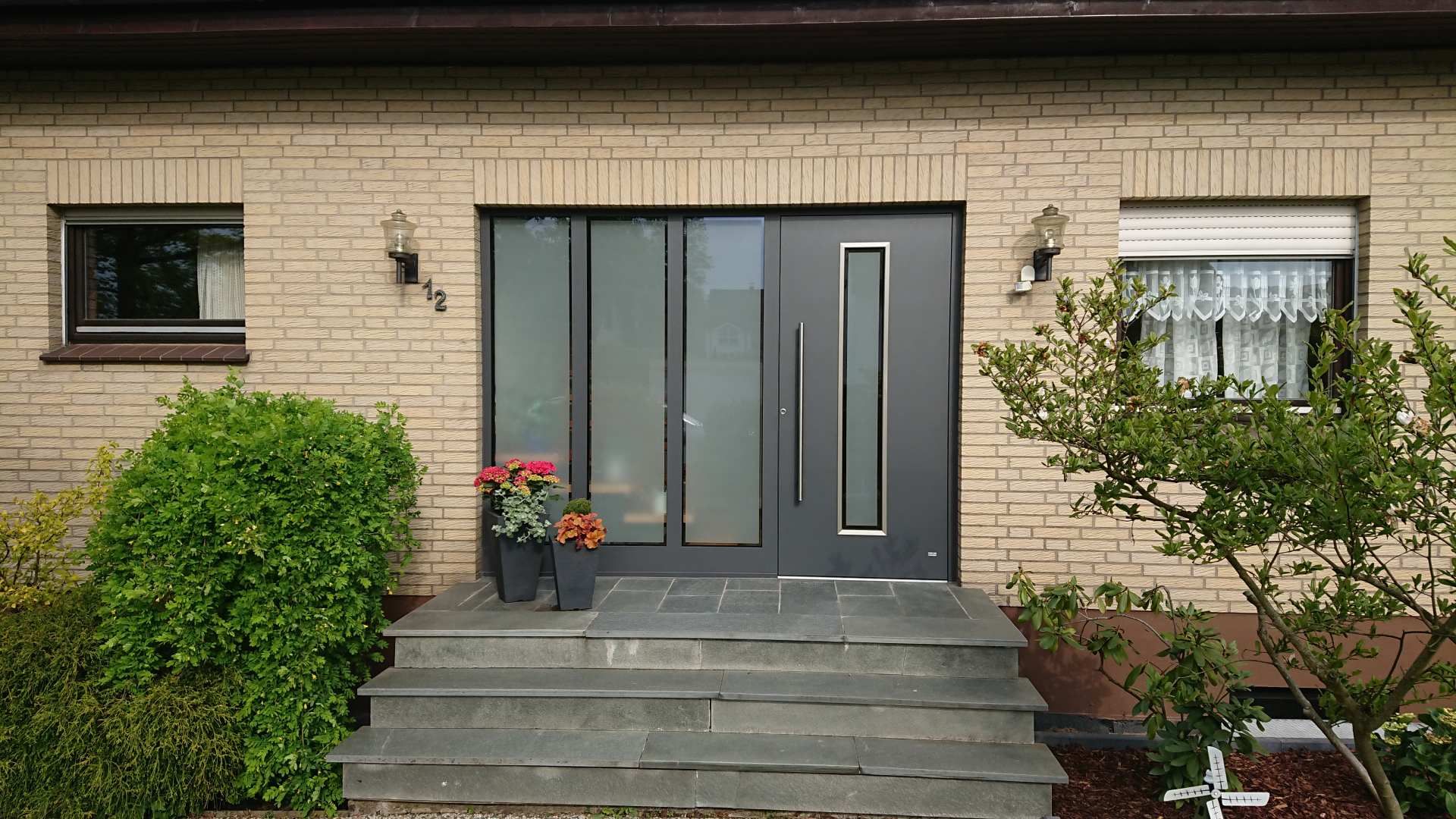 graue Tür vor gelber Wand