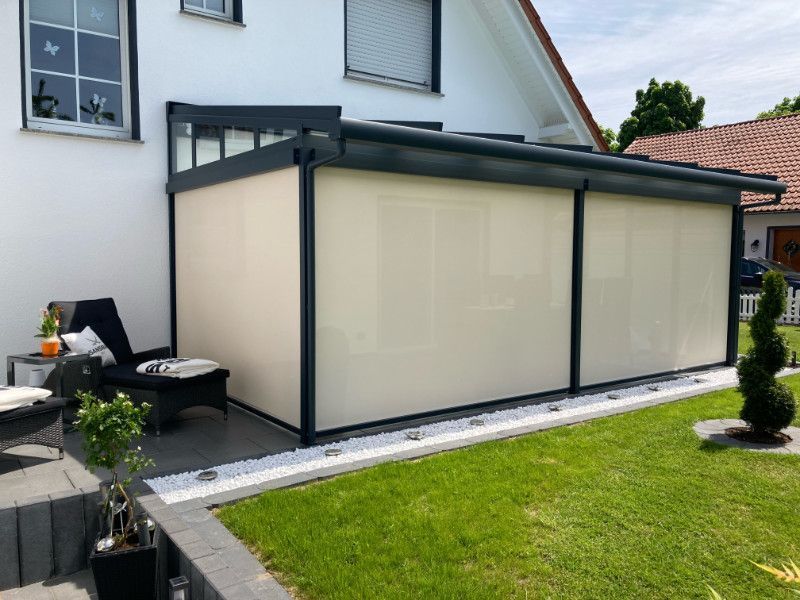 ein Haus mit einer Veranda und einem Stuhl davor .