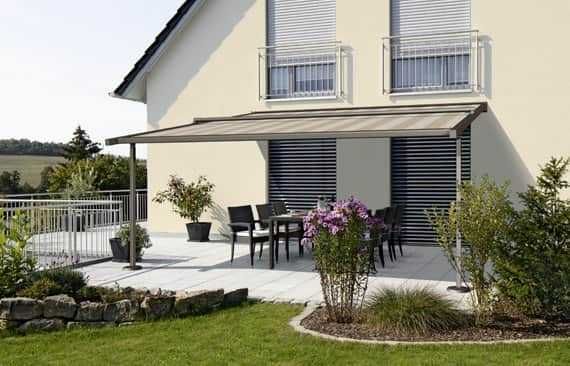 Markise über heller Terrasse mit Sitzgruppe