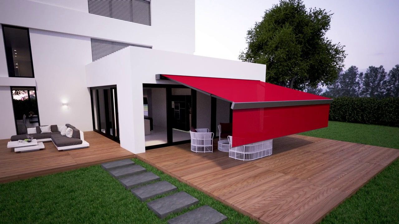 rote Markise über Holzterrasse