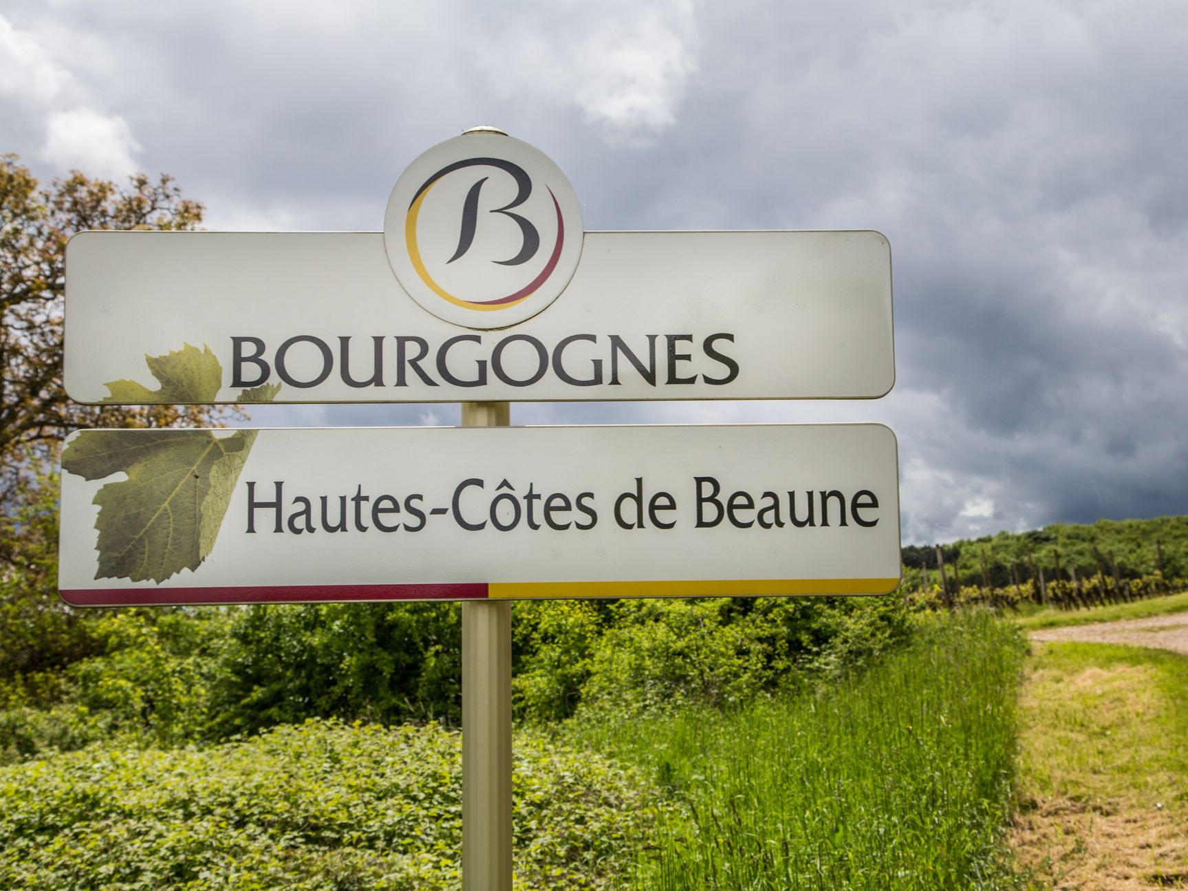 Panneau indiquant la région viticole de Bourgognes Hautes-Côtes de Beaune.