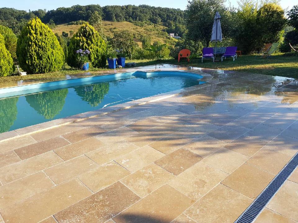 Piscine avec plage dallée