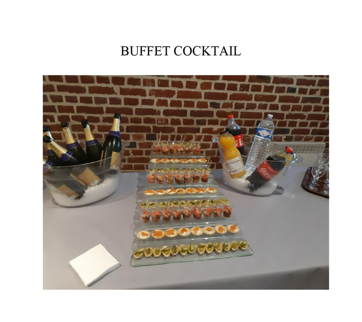 Buffet cocktail et diverses bouteilles de boisson