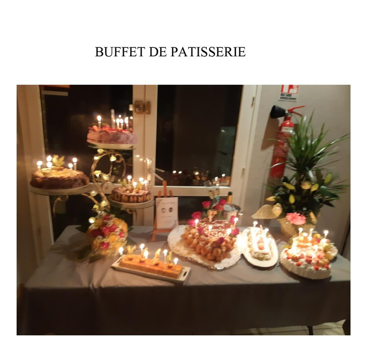 Buffet de patisseries avec divers gâteaux