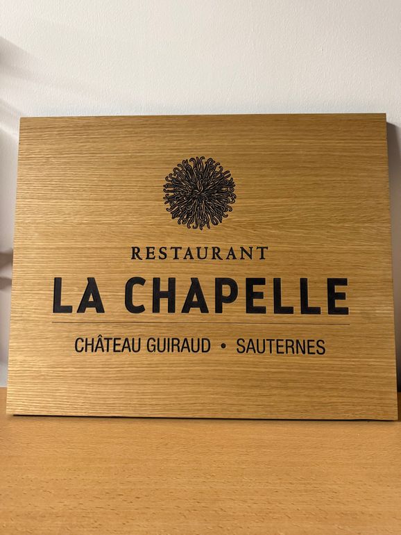 Plaque en bois pour un restaurant.